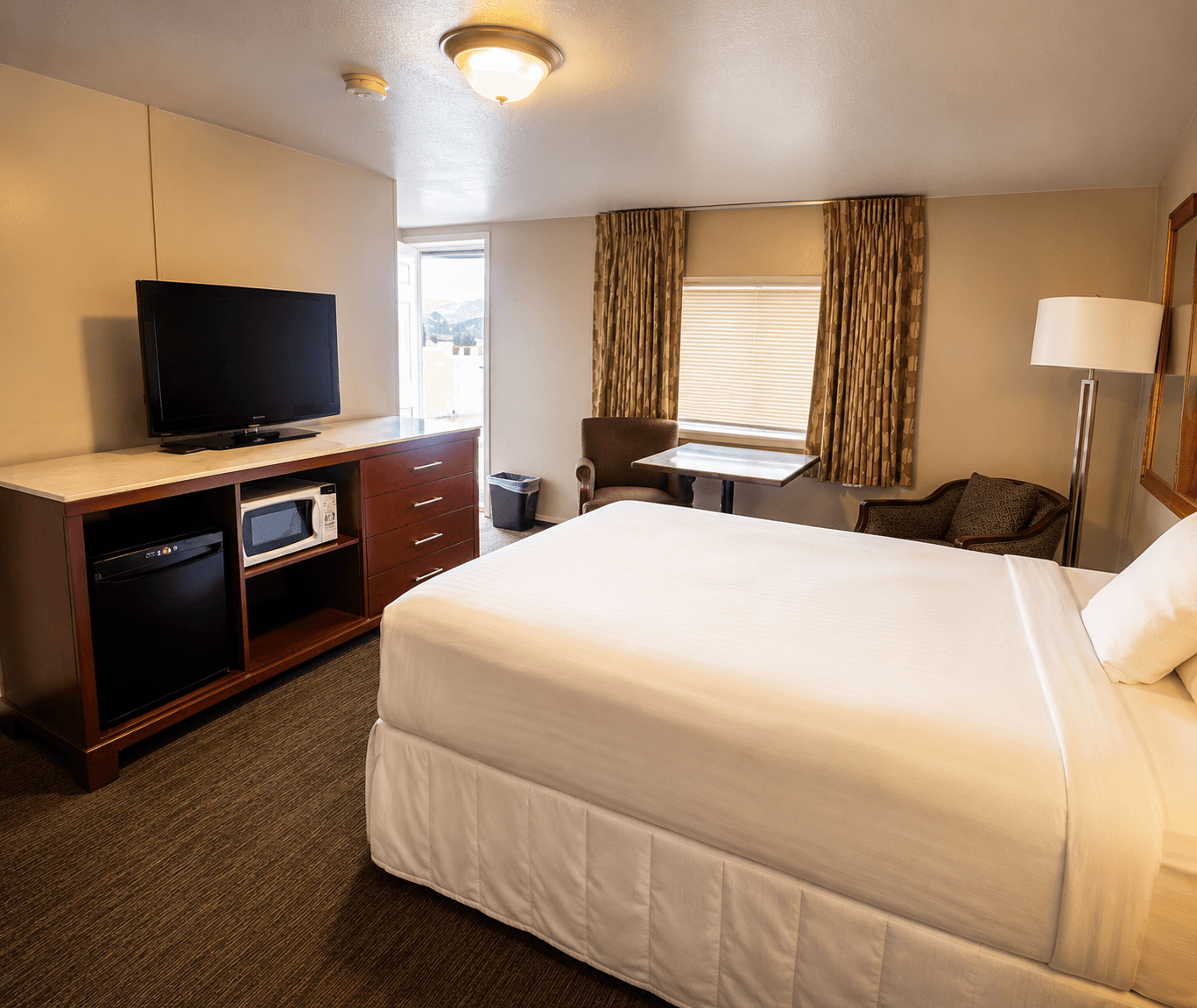 Queen Suite with premium bedding